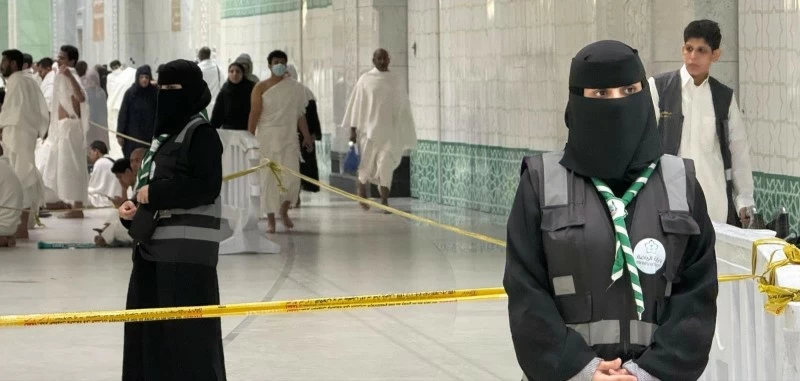 فتيات الكشافة يشاركن في خدمة المعتمرين بالحرم