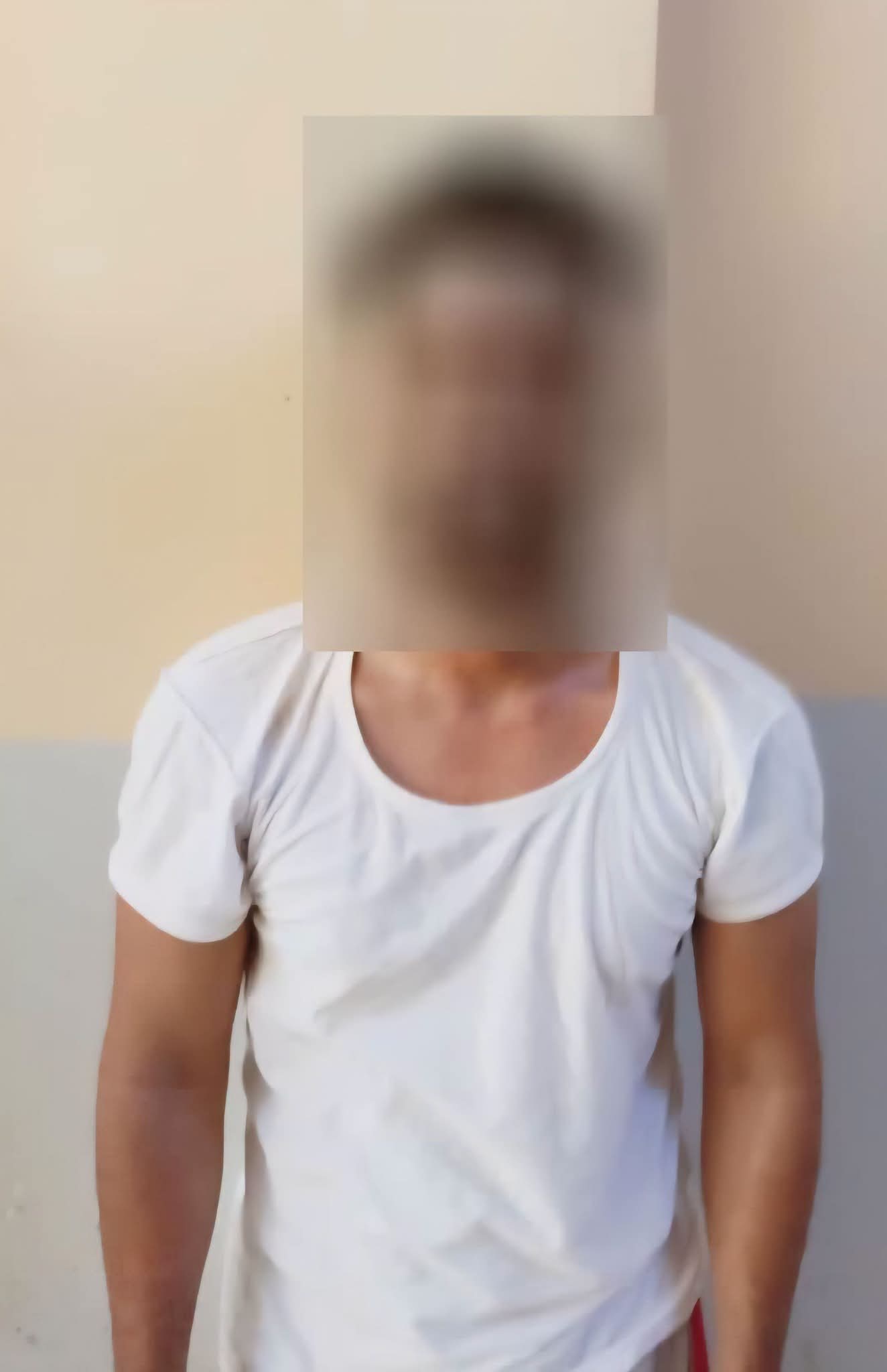 عدن .. شرطة التواهي تلقي القبض على متهم شرع في قتل بائع قات بسوق التواهي
