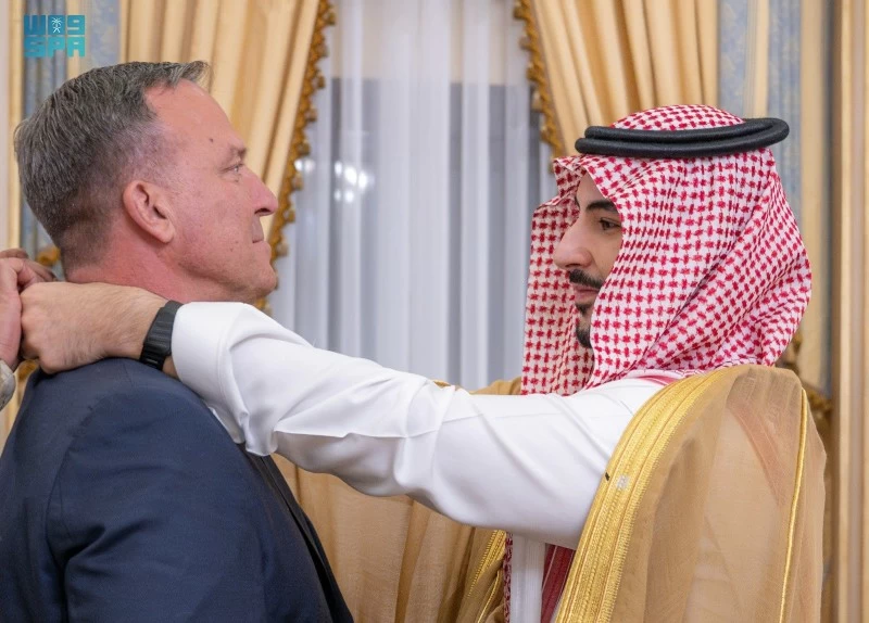 وزير الدفاع يُقلد قائد القيادة المركزية الأمريكية السابق وسام الملك عبد العزيز من الدرجة الممتازة