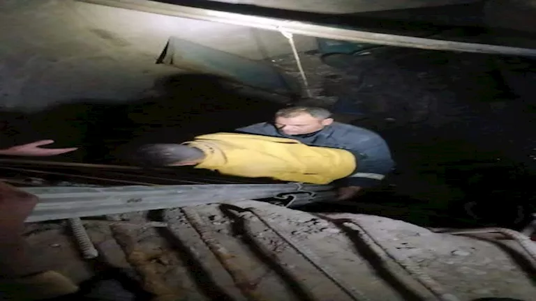 الحماية المدنية تواصل جهودها لإنقاذ ركاب ميكروباص سقط في حفرة بالزاوية