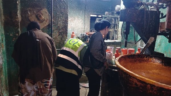 التحفظ على مصنع حلويات غير مرخص ويستخدم خامات فاسدة بالفيوم