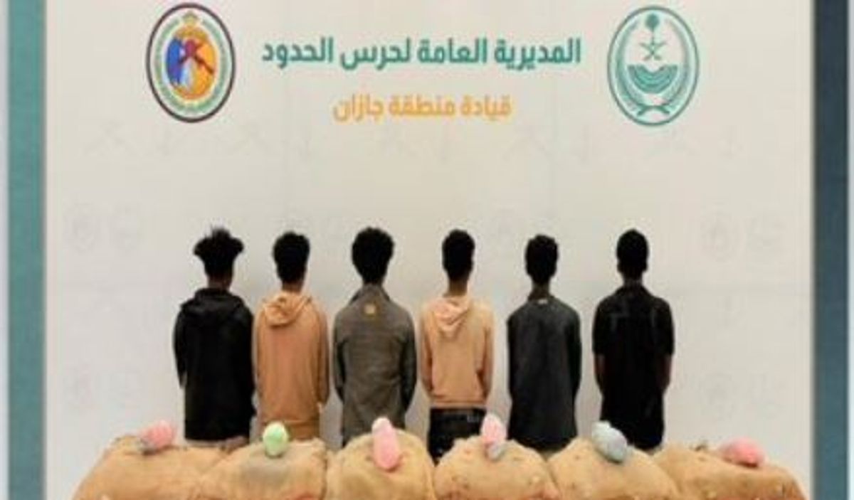القبض على 6 إثيوبيين لتهريبهم القات بجازان.. وإحباط تهريب 12 كيلوجرامًا من الحشيش وأقراص مخدرة