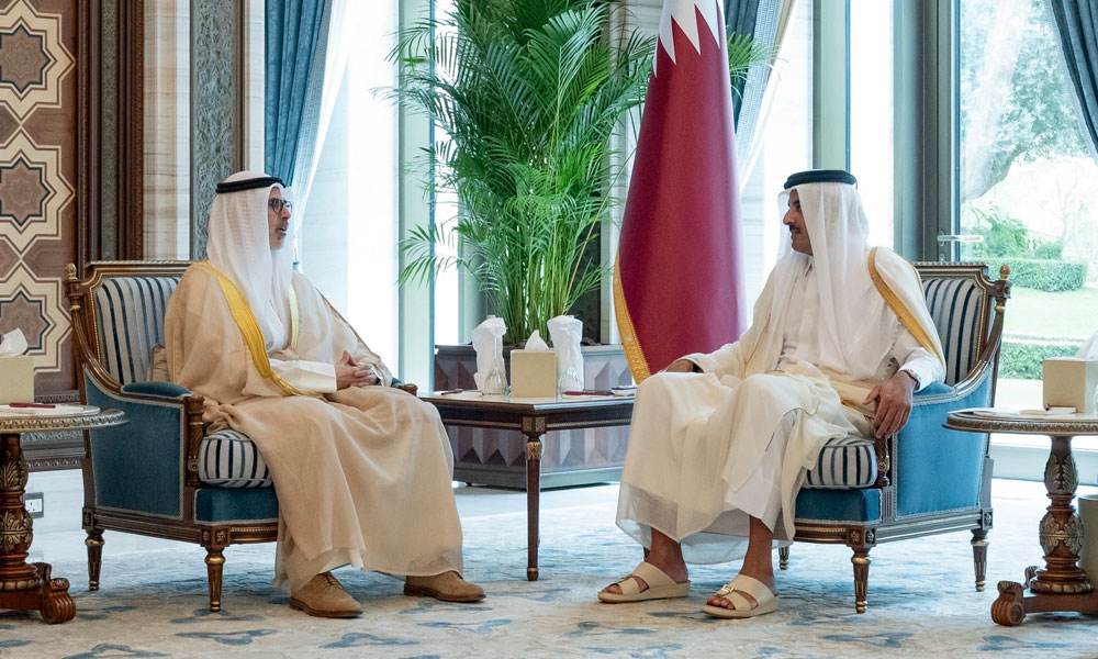 أمير دولة قطر يبحث مع وزير الخارجية الكويتي تطورات الأحداث بالمنطقة
