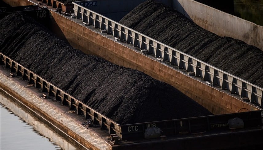 ترامب يأمر البنتاغون بشراء الفحم وسط جدل حول التكاليف والتلوث