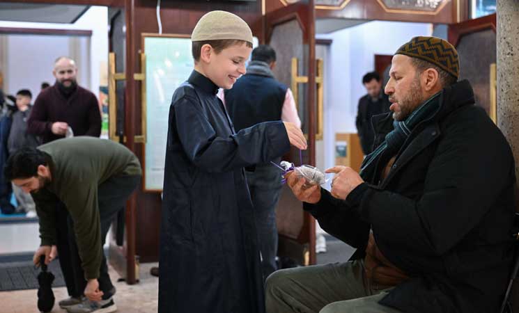 كعكة ضد الكراهية.. طفل بريطاني يتضامن مع المسلمين بطريقته- (صور)