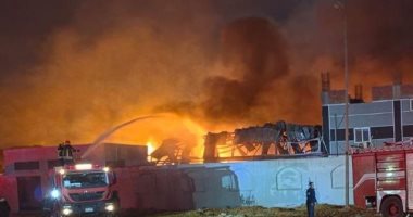 فريق من نيابة العامة يعاين موقع حريق العاشر من رمضان للوقوف على الأسباب