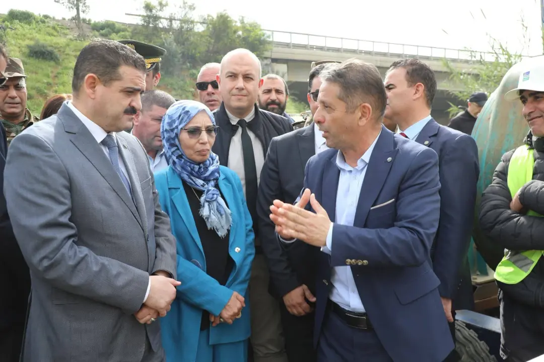 دربال يعاين موقع العطب المسجل بالقناة الرئيسية لنظام تحويل مياه الشرب ببودواو