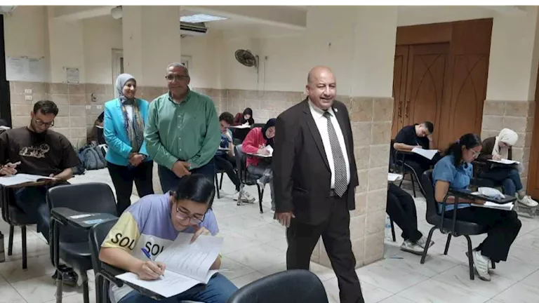 نائب رئيس جامعة القاهرة يتفقد انتظام امتحانات نهاية العام بالكليات