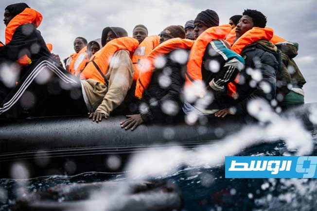 منظمتان: أكثر من 70 مفقودًا بعد غرق قارب ينقل مهاجرين في البحر المتوسط