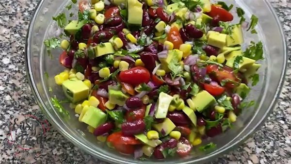 طريقة عمل سلطة الأفوكادو والفاصوليا والذرة، خفيفة ومغذية
