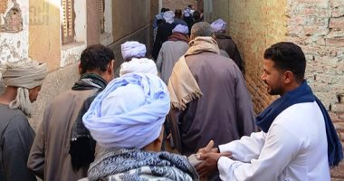 البلد كلها بتعيد على بعض.. أهالى دنفيق بقنا يتبادلون التهانى