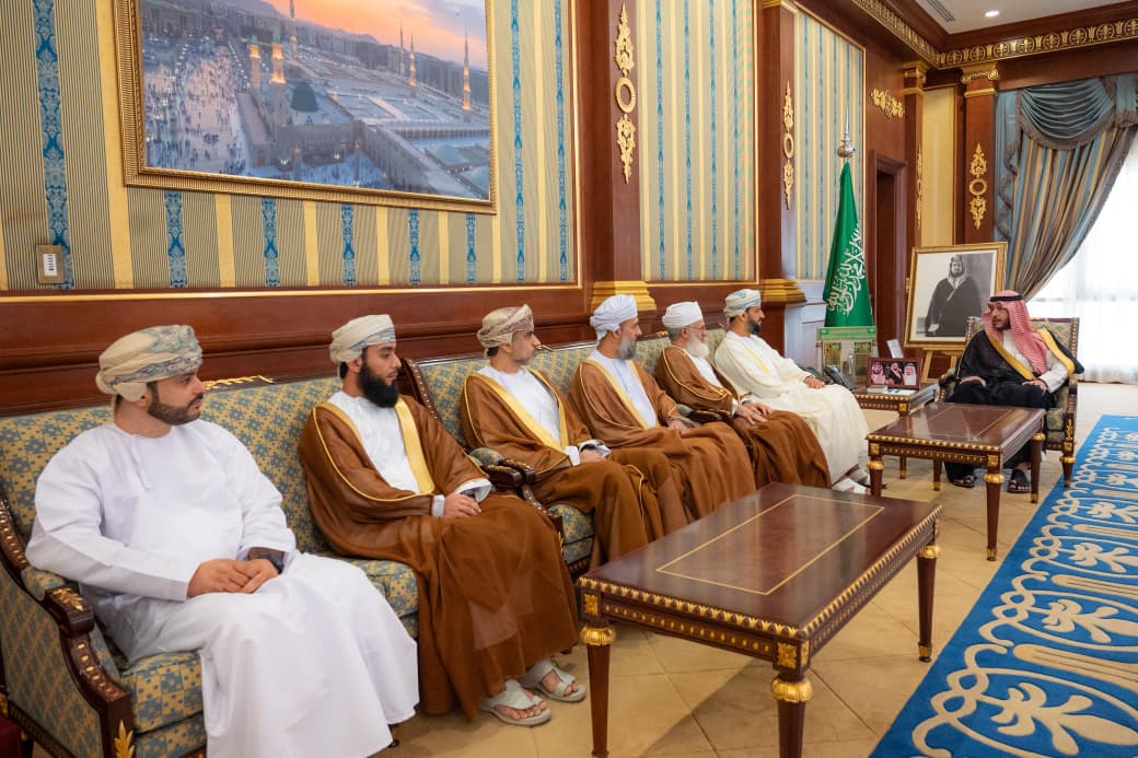 أمير المدينة المنورة يستقبل رئيس بعثة الحج العُمانية