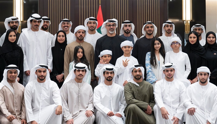 ولي عهد أبوظبي يلتقي طلبة الإمارات الدارسين في بكين