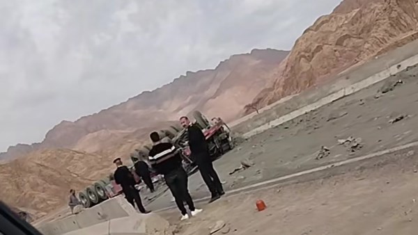 مصرع شاب في انقلاب تريلا محمّلة بالأسمنت قبل كمين دهب