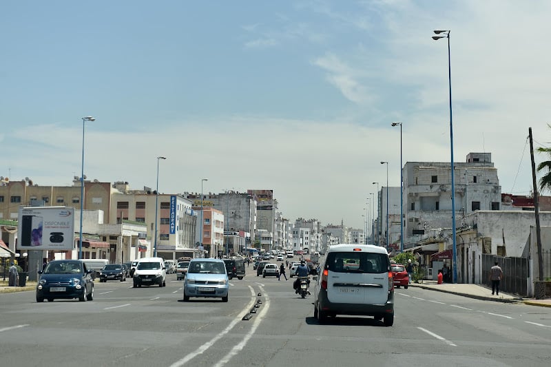الإقبال الصيفي على "الخطافة" يثير الجدل بشأن النقل العمومي في المغرب