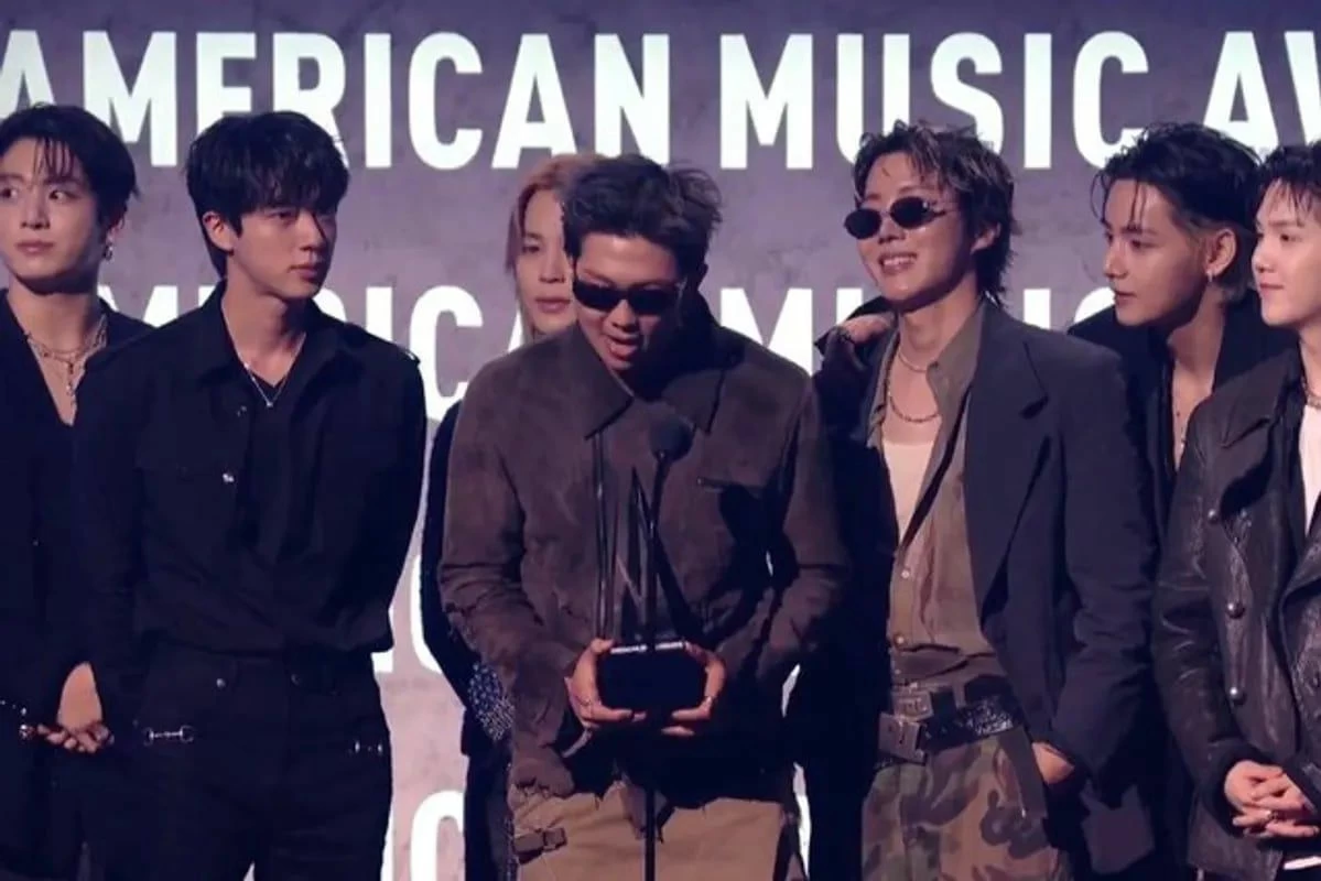 بعد 4 سنوات من التوقف بسبب التجنيد.. فرقة BTS الكورية تستعيد القمة وتحصد «فنان العام»