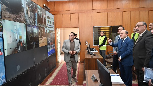 محافظ الغربية يتابع من مركز سيطرة الشبكة الوطنية أكبر حملة لإزالة بؤر القمامة بحي ثان طنطا ويؤكد: الحملات مستمرة وستصل لكل شارع في المراكز والمدن والقرى