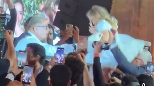 عمرو دياب يعود من اعتزال الأفراح ليحيي حفل زفاف ابنة المنتج محمد السعدي (فيديو)