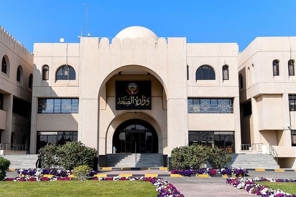 وفاة طفلة متأثرة بإصابتها إثر سقوط شظايا على منطقة سكنية بالكويت