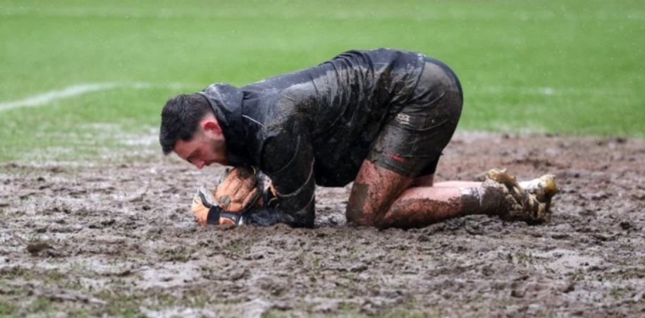 بِالصور: كيف تجرّأ اتحاد الكرة الإنجليزي وأهّل هذا الملعب؟