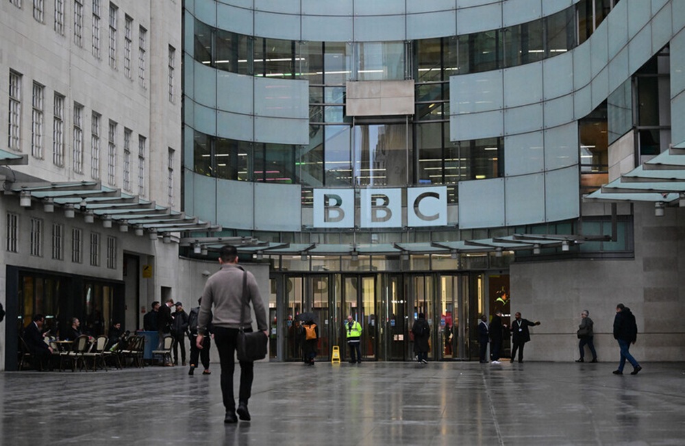 فايننشال تايمز: BBC تخفض نفقاتها بمئات الملايين بموجة قرارات “صعبة”