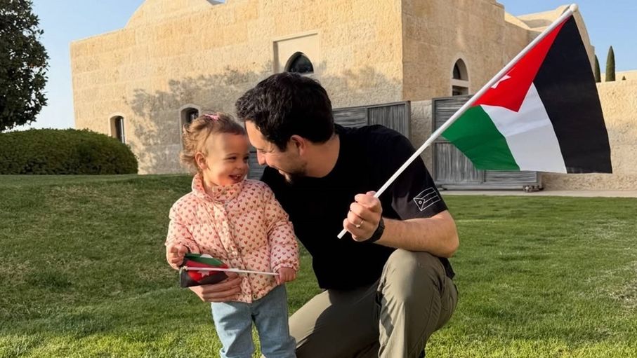 ولي العهد: "كل عام وأردننا بخير وعلمنا عال"
