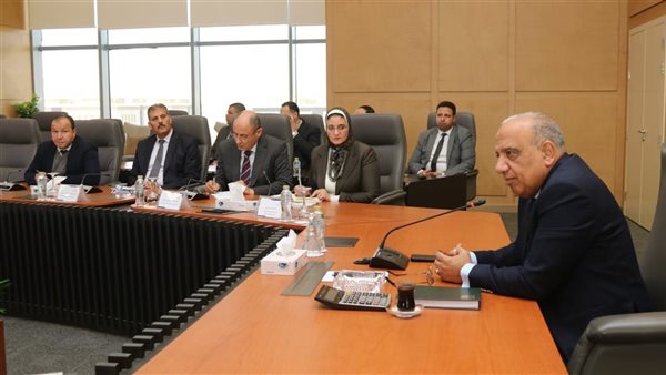 وزير الكهرباء يجتمع برؤساء شركات الإنتاج لمتابعة خفض معدلات استهلاك الوقود قبل فصل الصيف