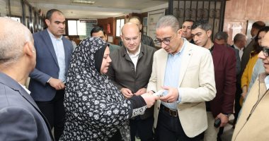 محافظ الجيزة خلال تفقده المركز التكنولوجى بالبدرشين