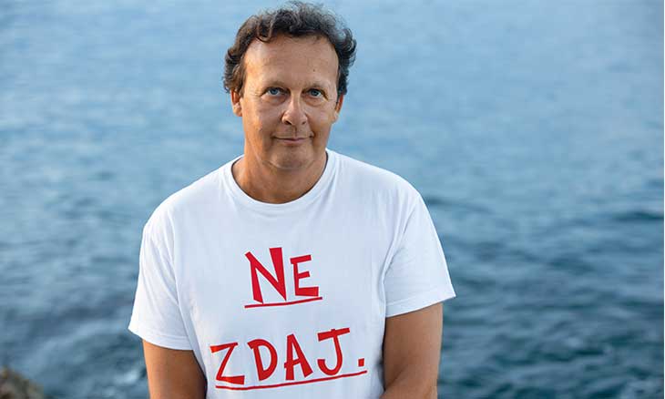 أندريه بلاتنيك: الخط الفاصل بين السياسة والحب في «ساحة التحرير»