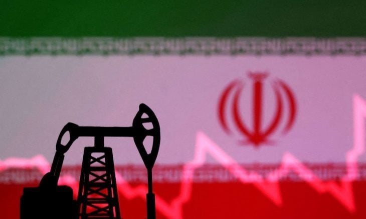 مسؤول: أمريكا ستلغي ترخيصا كان يجيز بيع النفط الإيراني