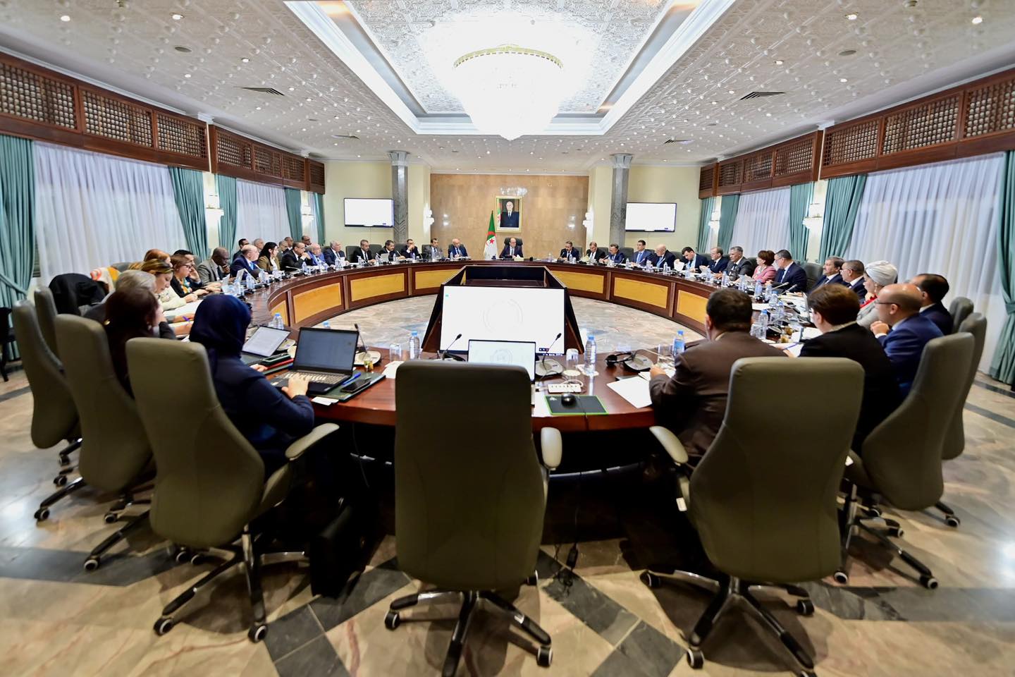 اجتماع الحكومة: دراسة إنشاء الوكالة الوطنية للفعالية الطاقوية ومعايير المنتجات المستخدمة في الأشغال العمومية