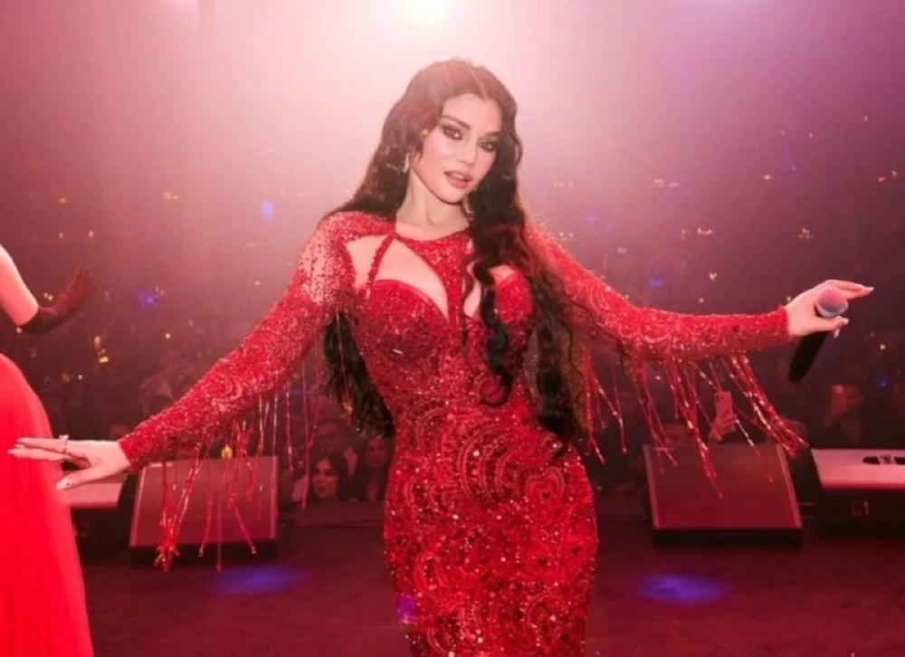 هيفاء وهبي تتوهج بالأحمر في إطلالة مطرزة