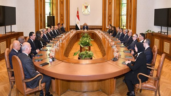 السيسي يشهد أداء الوزراء الجدد اليمين الدستورية.. ويكلفهم بتحقيق الجدارة وكفاءة الأداء.. ويوجه بالاهتمام بالعنصر البشري وتأهيل الكوادر.. ويبرز أهمية التطوير والإصلاح في مؤسسات وأجهزة الدولة
