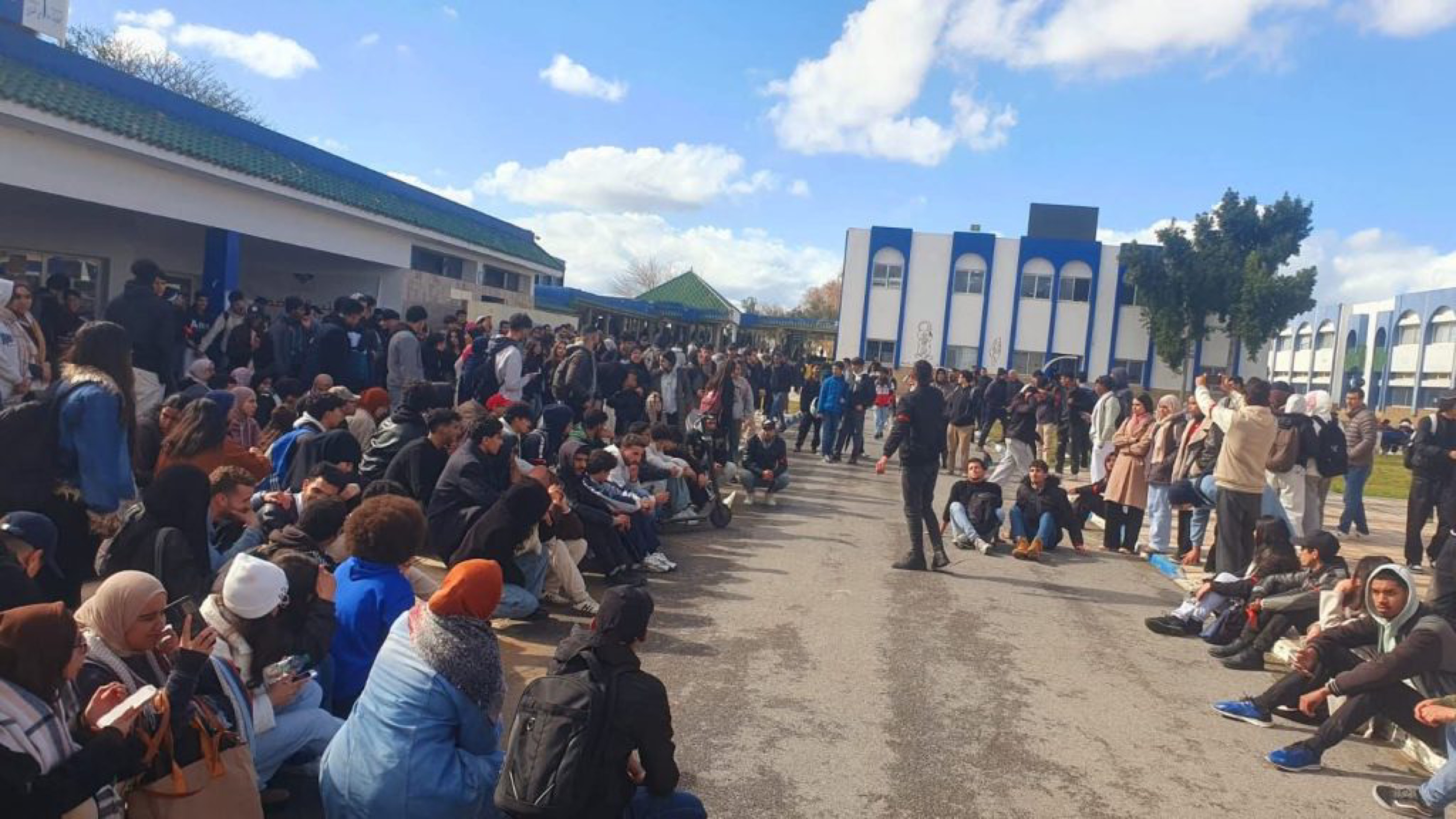 أحداث العنف داخل الحرم الجامعي.. قرارات تأديبية وإقصاء 21 طالبا بجامعة ابن طفيل