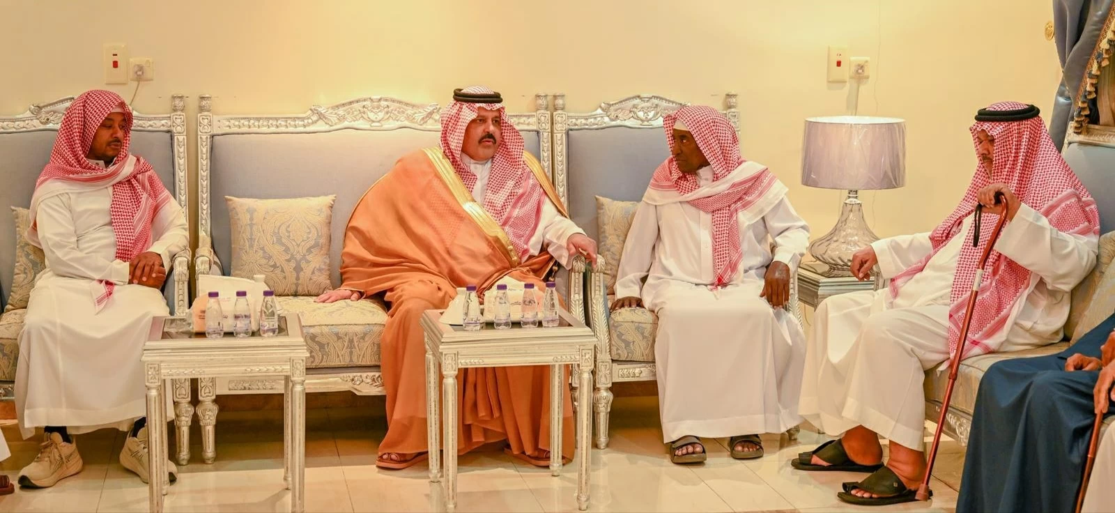 أمير حائل يقدّم واجب العزاء لأسرة الطلال