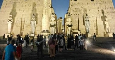 الأفواج السياحية تسمتع صباحا ومساء بين أروقة وأعمدة معبد الأقصر التاريخي