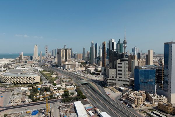 وفاة شخص جراء تعرض مطار الكويت الدولي لهجوم بطائرات مسيرة