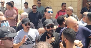 تشييع جثمان والدة الفنان أحمد حلمى لمثواها الأخير بمقابر الأسرة ببنها