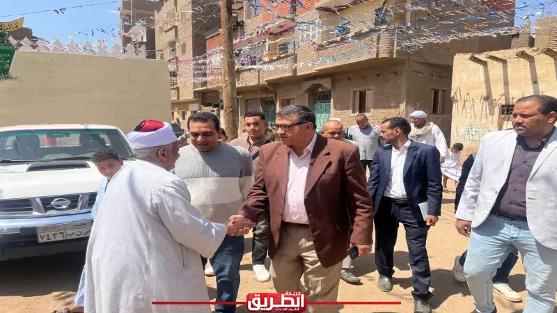محافظ قنا يؤدي صلاة الجمعة بقرية دندرة ويستمع لشكاوى الأهالي