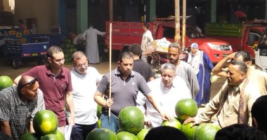 البطيخة تبدأ من 15 جنيها.. مزاد البطيخ فى سوق الجملة ببنها