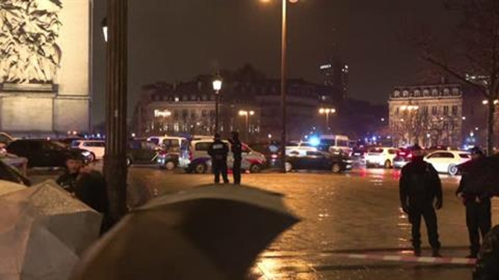 مقتل مهاجم متأثرًا بإصابته بعدما طعن بِسكين دركيًا في باريس