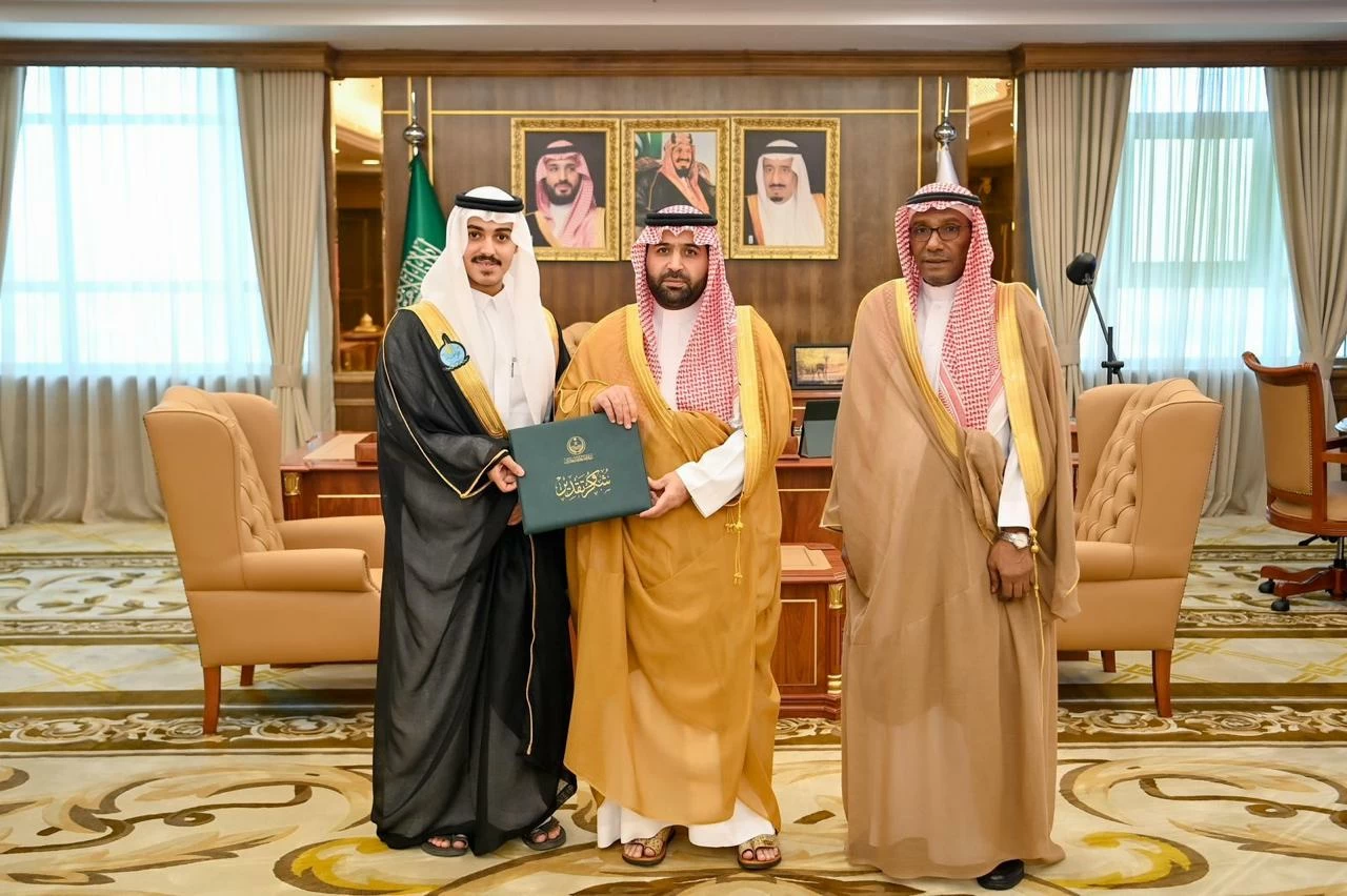 أمير جازان يكرّم الطالب إياد عماري لتبرعه لوالده بجزء من الكبد