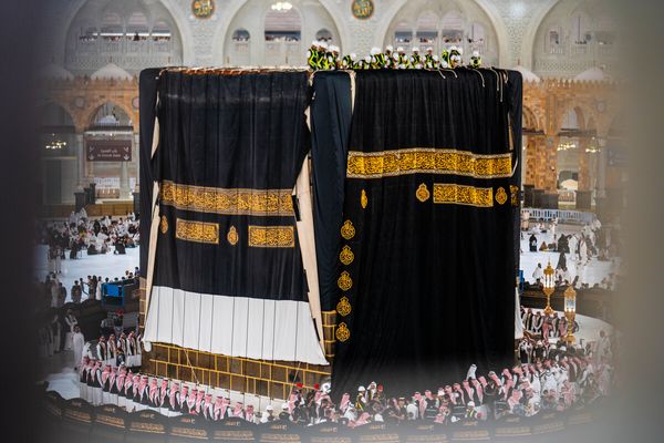 في 3 ساعات.. إتقانٌ يختصر الزمن خلال مراسم تغيير كسوة الكعبة المشرفة لعام 1448هـ