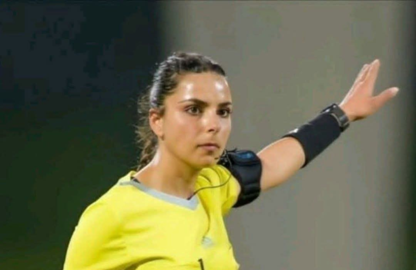 أول حكمة سورية تدخل التاريخ بقيادة نهائي كأس آسيا للناشئات