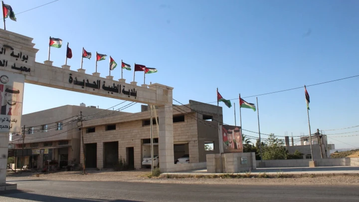 بلدية الطيبة تدعو أصحاب حظائر الأضاحي لإزالة المخلفات وتنظيف المواقع