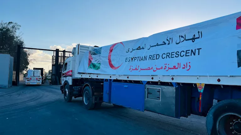 مساعدات غذائية ومواد إيواء ووقود لدعم القطاع عبر معبر رفح