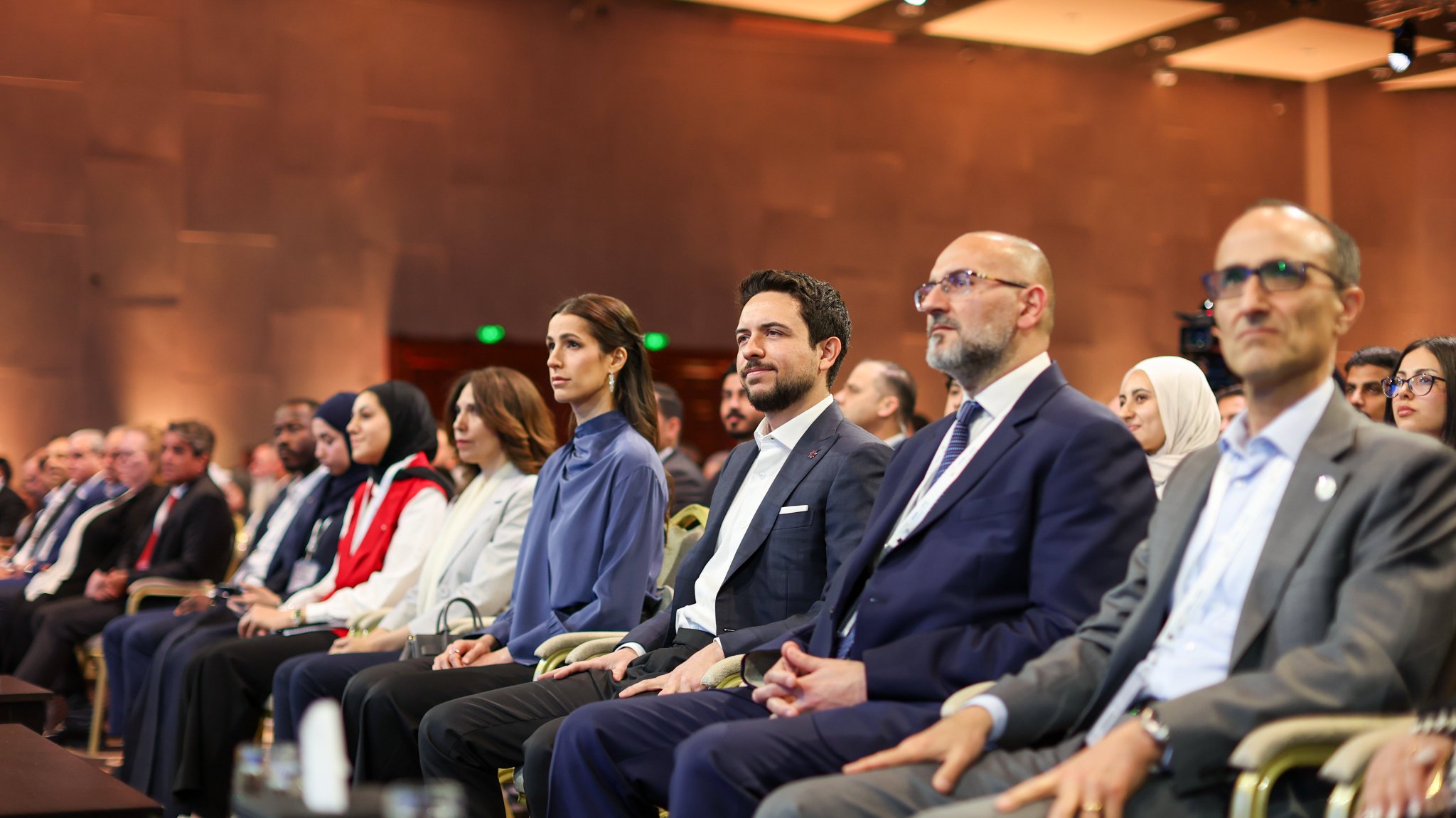 ولي العهد والأميرة رجوة يشاركان في جلسة حول الذكاء الاصطناعي ضمن منتدى “تواصل 2026”