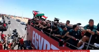 حشود العلمين تحتفي بالفراعنة.. عادل عتمان: المصريون ردّوا الجميل للأبطال