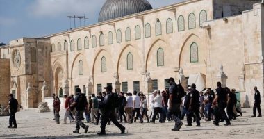 "بن غفير" يرفع علم الاحتلال خلال تزعمه اقتحام المسجد الأقصى المبارك