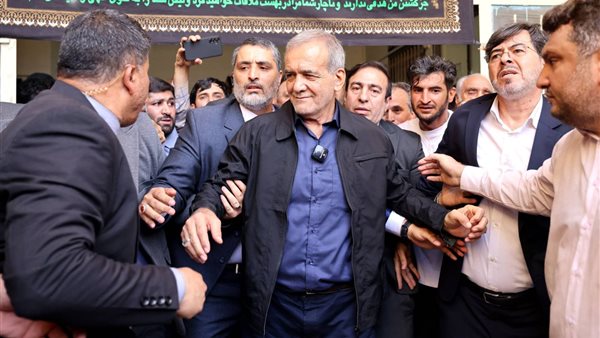 الرئيس الإيراني يعلن عن حزمة اقتصادية لدعم مواطنيه في خضم الحرب